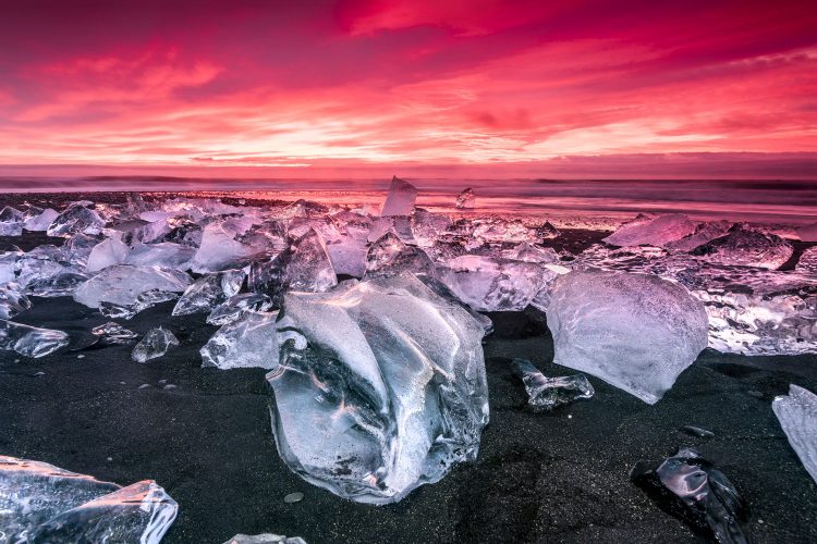 Eisblöcke am Strand am Jökulsárlón auf Island