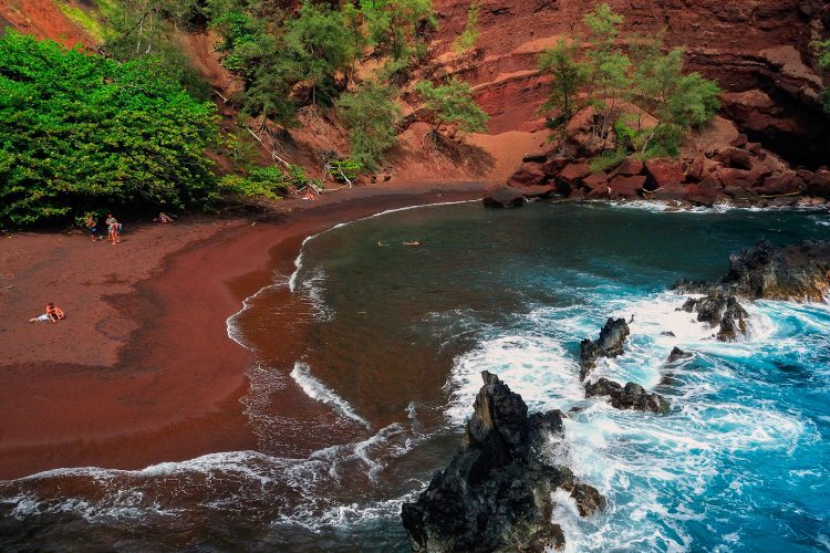 Roter Strand auf Hawaii